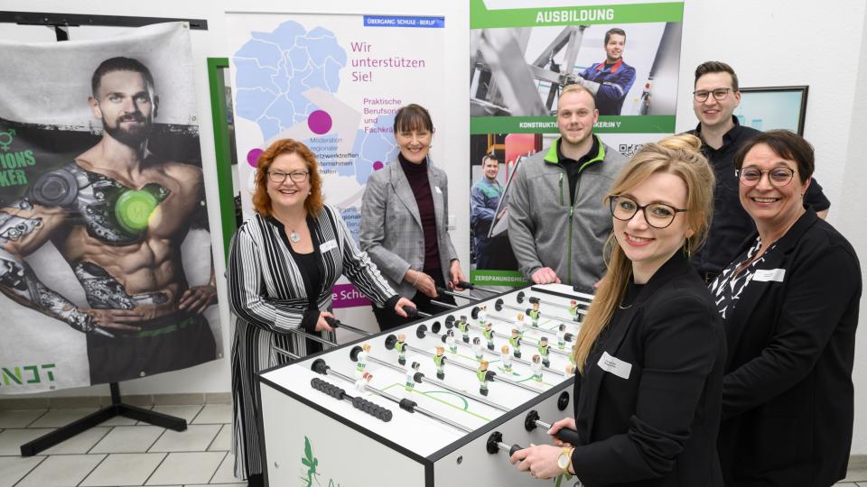 Spannendes Netzwerktreffen Schule-Wirtschaft bei Wendt Maschinenbau: Mit dabei waren (von links) Dr. Debbie Stoll, Smart Communication, Agnese Lahr, wissenschaftliche Mitarbeiterin beim INQA Netzwerkbüro des Bun-desministeriums für Arbeit und Soziales, Justin Wendt Junior, Wendt Ma-schinenbau, Annika Schütte, Servicestelle Schule-Wirtschaft der MaßArbeit, Moritz Neumann, Prokurist bei Wendt Maschinenbau, und Susanne Steininger, Bereichsleiterin der MaßArbeit. 