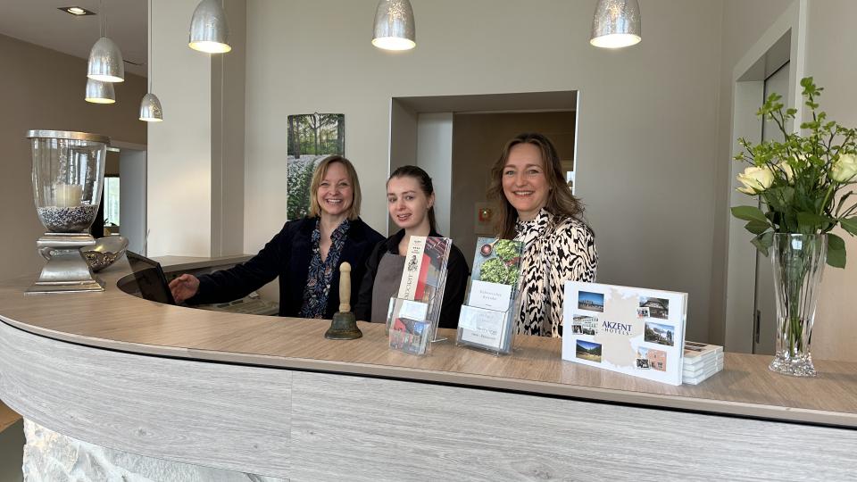 Hotelchefin Birgit Surendorff (li.) und Sandra Schürmann, Leiterin des WGOS-Fachkräftebüros (re.) freuen sich, dass sich Daria in ihrer Ausbildung so erfolgreich engagiert.  Foto: Sandra Joachim-Meyer