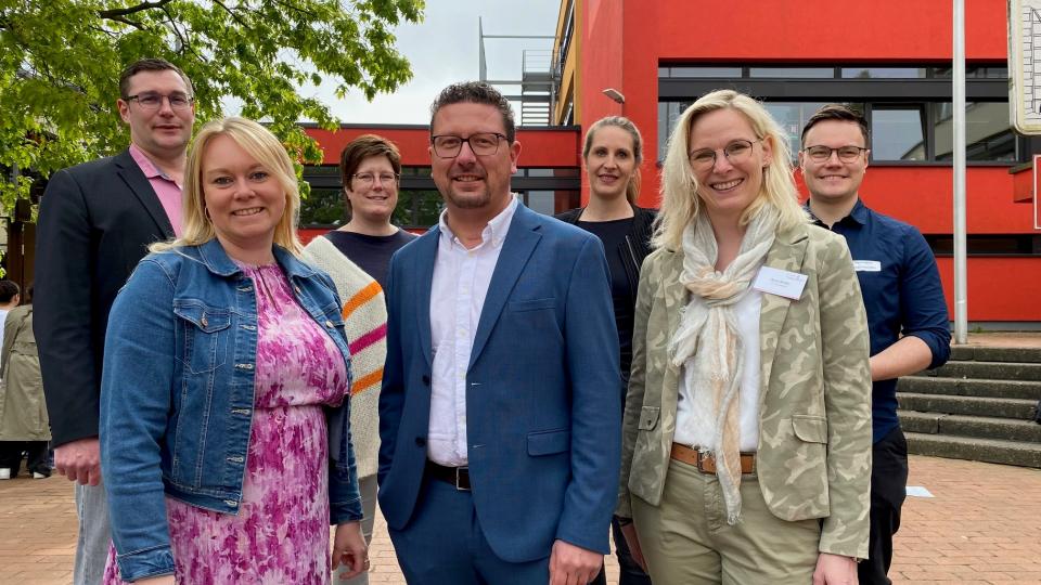 Sie freuten sich über das große Engagement von Jugendlichen und Unternehmen beim B.O.P. Melle-Bissendorf (v.l.n.r.): Florian Weßling (Wirtschaftsförderung Stadt Melle), Jutta Dettmann (Bürgermeisterin Stadt Melle), Christina Kursch (Ausbildungslotsin MaßArbeit), Lars Hellmers (Vorstand MaßArbeit), Kerstin Hüls (Servicestelle Schule-Wirtschaft der MaßArbeit), Anja Stolte (stellvertretende Schulleiterin, BBS Melle), Fabian Niemüller, (Gemeinde Bissendorf).