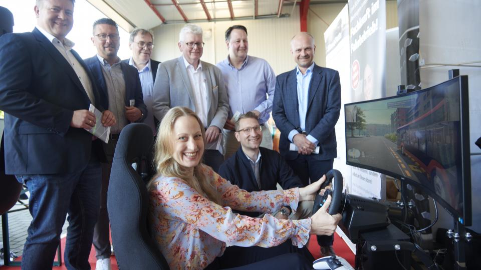 Beeindruckt von den kreativen Arbeitsproben der Unternehmen waren (v.li.): vorne v. li. nach re.: Landrätin Anna Kebschull mit Philip Hummert (Prokurist Willy Hummert Omnibusverkehr), hinten v. li. nach re.: Daniel Große-Albers (Bürgermeister Stadt Bad Iburg), Lars Hellmers (Vorstand MaßArbeit), Torsten Dimek (Bürgermeister Gemeinde Glandorf), Klaus Rehkämper (Bürgermeister Gemeinde Bad Rothenfelde), Tobias Avermann (Bürgermeister Gemeinde Bad Laer) und Eugen Görlitz (Bürgermeister Stadt Dissen).