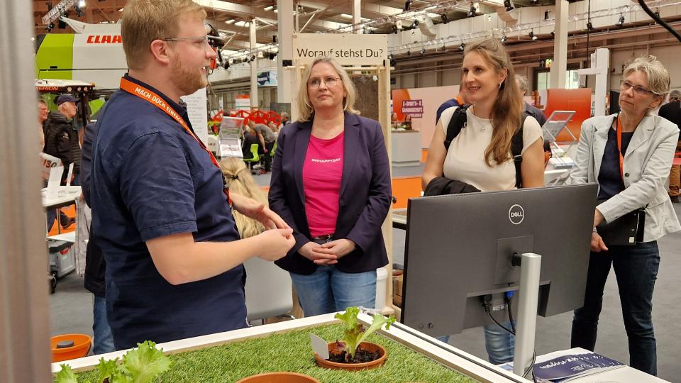 Das Schülerforschungszentrum Osnabrück war einer der Aussteller, den Anke Kellermeier (2. v. li.) und Kerstin Hüls (3. v. li.) besuchten.  Foto: Ines Hagen, Hochschule Osnabrück