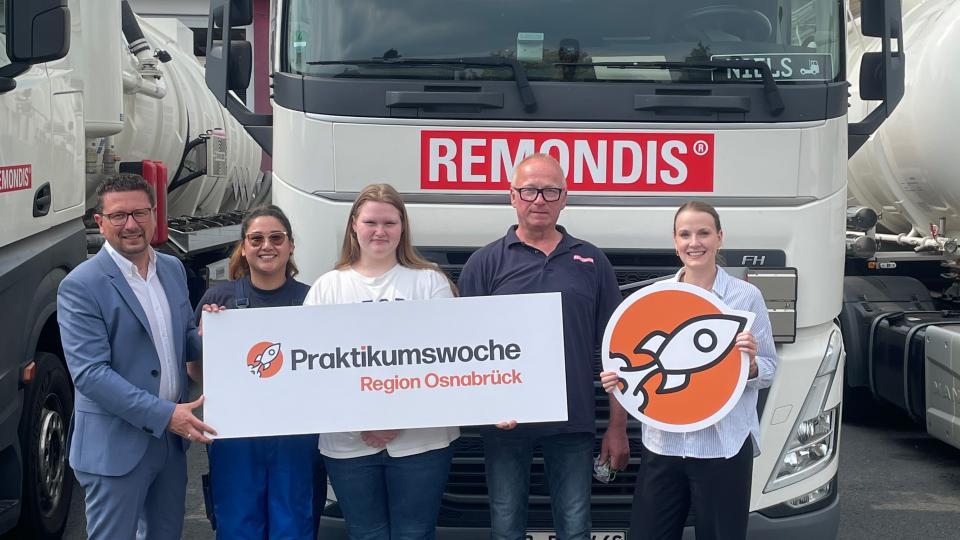 Lars Hellmers (Vorstand MaßArbeit kAöR), Lina Bantawa Rai, Hannah Balgenorth, Ralf Hellmann (Betriebsleiter REMONDIS) und Romina Horstmeyer (IAV) freuen sich über den Erfolg der Praktikumswoche. Foto: IAV