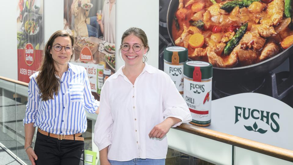 Sie zogen eine positive Bilanz der Betriebsbesichtigung bei der Fuchs Gruppe: Katja Bielefeld, Servicestelle Schule-Wirtschaft der MaßArbeit (links), und Jana Rott, Junior Talent Managerin der Fuchs Gruppe. 