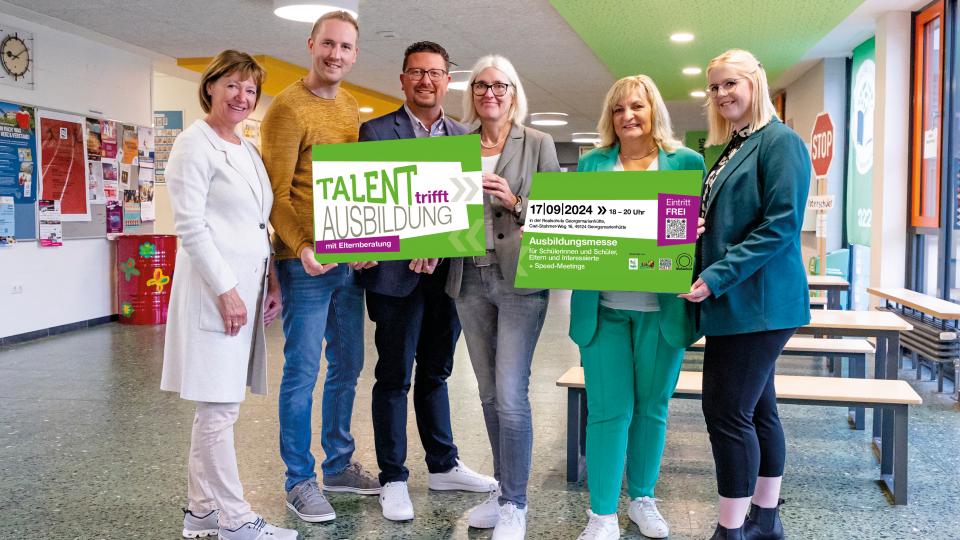 Sie freuen sich auf die Berufsorientierungsmesse „Talent trifft Ausbildung“ (von links): Elke Bolz und Dominik Hackmann (Berufsorientierungsbeauftragte der Realschule), Barbara Stahl (Schulleiterin der Realschule Georgsmarienhütte), Lars Hellmers (Vorstand der MaßArbeit), Dagmar Bahlo (Bürgermeisterin der Stadt Georgsmarienhütte), sowie Theresa Brune (Wirtschaftsförderung Georgsmarienhütte. Es fehlt Annika Schütte von der Servicestelle Schule-Wirtschaft.  Foto: MaßArbeit / Miriam Loeskow-Bücker 