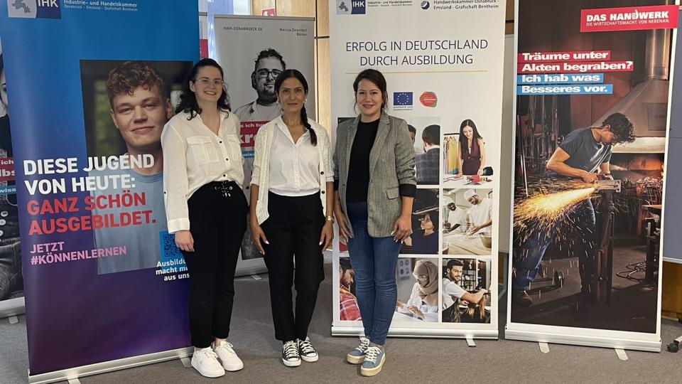 Von links: IHK-Projektkoordinatorin Sophia Pinsker, Referentin der RKW Nord GmbH Yülyane Korkmaz, HWK-Projektkoordinatorin Nese-Yildiz Kendibasina. Bildquelle: iHK