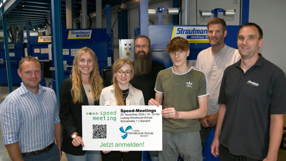 Die Speedmeetings können kommen: (von links) Alexej Sotke, ArbeitgeberService der MaßArbeit, Lena Asplan, Schulsozialarbeiterin der LWS Glandorf, Annika Schütte von der Servicestelle Schule-Wirtschaft der MaßArbeit, Jörg Ringling, Schulleiter der LWS, der Auszubildende Max, Johannes Wolken, Berufsorientierungsbeauftragter der LWS, und Tobias Schmidt, Ausbildungsleiter des Unternehmens Strautmann Umwelttechnik freuen sich auf die Veranstaltung am 20. November.