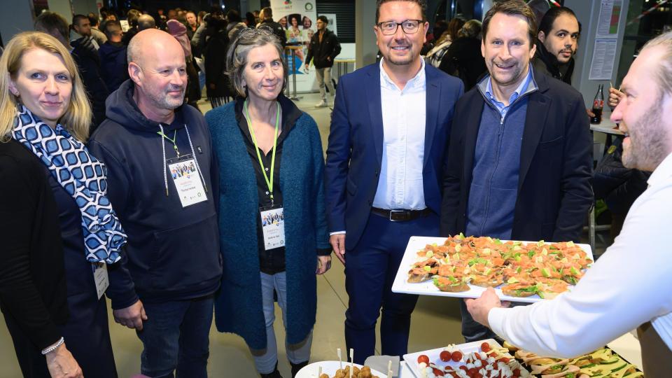 Nadine Nuxoll, Bereichsleiterin Kommunale Arbeitsvermittlung MaßArbeit (v.li.), Thomas Heidker (ArbeitgeberService MaßArbeit), Stefanie Gelli (Migrationszentrum MaßArbeit), MaßArbeit-Vorstand Lars Hellmers und Samtgemeindebürgermeister Michael Bürgel freuten sich über das große Interesse der Betriebe. Auch Arbeitgeber aus der Gastronomie stellten sich in der Artland Arena vor. 