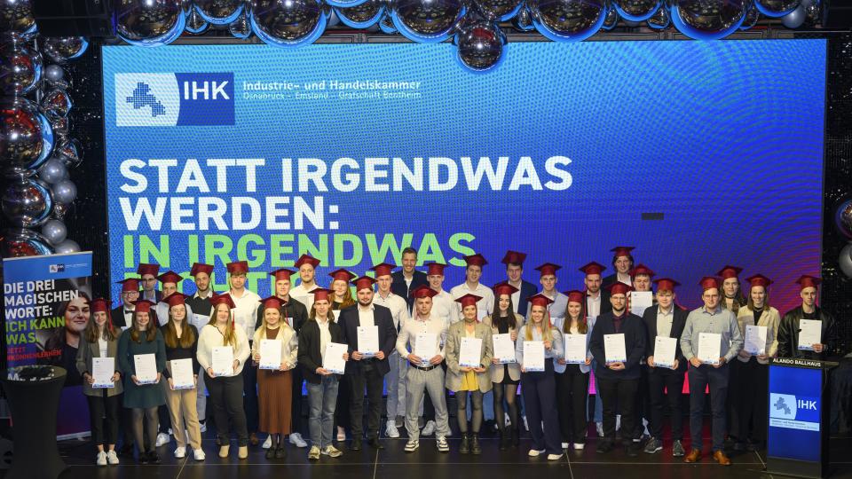 Die IHK-Bezirksbesten zeigen gemeinsam mit IHK-Vizepräsident Jan-Felix Simon ihre Urkunden