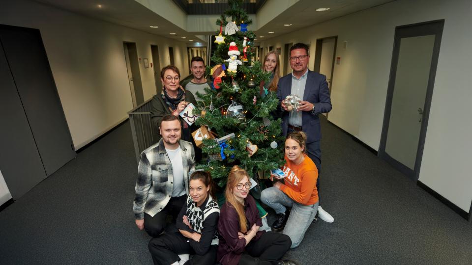 Der Baum steht, die Aktion Advent sucht Talent kann beginnen: Darauf freuen sich stehend von links MaßArbeit-Bereichsleiterin Susanne Steininger, die Ausbildungslotsen Stefan Loureiro Silva und Carolin Pieper sowie MaßArbeit-Vorstand Lars Hellmers. Sitzend von links Ausbildungslotse und #JustBest!-Mitarbeiter Dennis Reinelt, Katja Bielefeld und Annika Schütte von der Servicestelle Schule-Wirtschaft sowie Janika Günter vom Projekt #JustBest!.