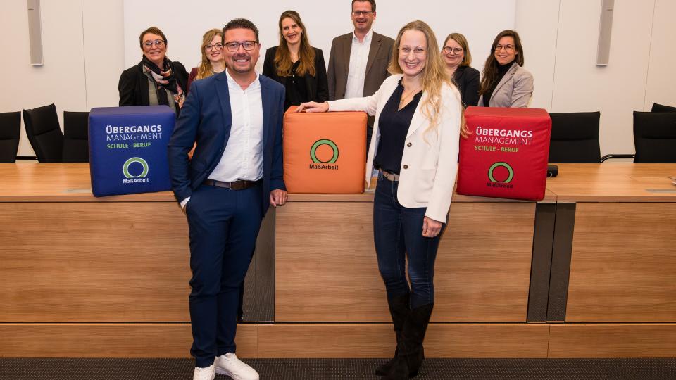 Freuten sich über den erfolgreichen Verlauf der Fachtagung: MaßArbeit-Vorstand Lars Hellmers, Landrätin Anna Kebschull, hinten v.l. MaßArbeit-Bereichsleiterin Susanne Steininger, Annika Schütte, Kerstin Hüls (Servicestelle Schule-Wirtschaft), Prof. Dr. Kuhlenkasper (Hochschule Pforzheim und Leiter des Bad Essener Institutes KuCaDu), Moderatorin Stefanie Gloede vom INQA Netzwerk Büro im Auftrag des Bundesministeriums für Arbeit und Soziales (BMAS) und Katja Bielefeld (Sericestelle Schule-Wirtschaft).  