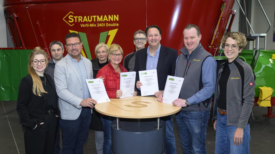 Freuen sich über die Kooperation (v.li.): Annika Schütte – Servicestelle Schule-Wirtschaft MaßArbeit,  Fabian Lippold – Leiter Personalwesen B.Strautmann & Söhne, MaßArbeit-Vorstand Lars Hellmers, Mareike Himmelreich - Berufsorientierungsbeauftrage und Fachberaterin BO beim RLSB, Stephanie Baalmann - Schulleiterin Oberschule, Mirko Peters – Ausbildungsleiter B.Strautmann & Söhne, Tobias Avermann – Bürgermeister Bad Laer, Felix Rademacher – Geschäftsführer B.Strautmann & Söhne, Anna Gruschwitz – B.Strautma