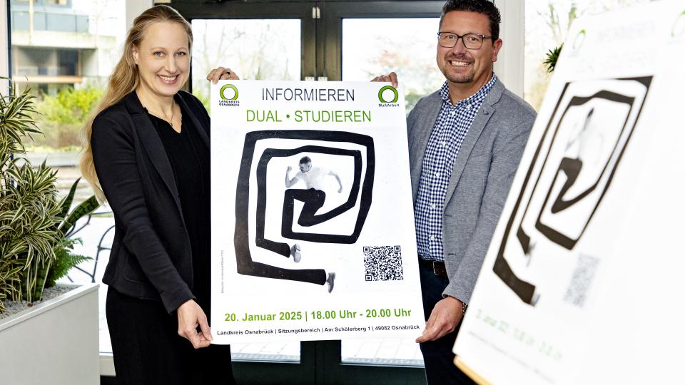 Landrätin Anna Kebschull und MaßArbeit-Vorstand Lars Hellmers freuen sich auf die Veranstaltung „Informieren – Dual studieren“ am 20. Januar.