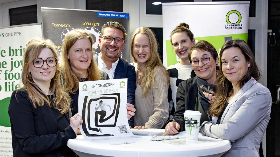 Freuten sich über das große Interesse an der Veranstaltung (v.li.): Annika Schütte, Servicestelle Schule-Wirtschaft MaßArbeit, Nadine Nottbeck, Zentrale Studienberatung Osnabrück, MaßArbeit-Vorstand Lars Hellmers, Landrätin Anna Kebschull, Kerstin Hüls, Servicestelle Schule-Wirtschaft MaßArbeit, Susanne Steininger, Leiterin Übergangsmanagement Schule-Beruf der MaßArbeit, und Katja Bielefeld, Servicestelle Schule-Wirtschaft MaßArbeit. 