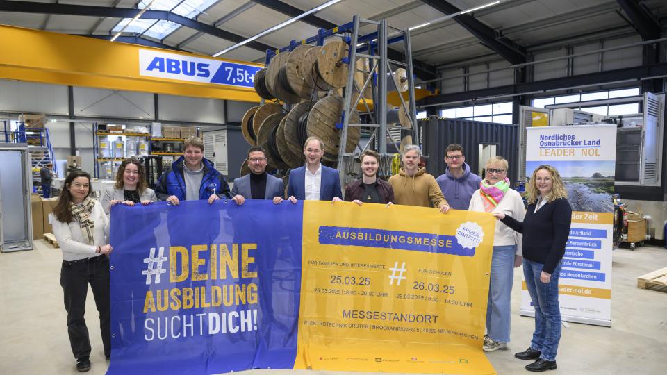 Die Vorbereitungen für die Messe #DeineAusbildungSuchtDich laufen auf Hochtouren. Daran beteiligt sind (von links nach rechts) Katja Bielefeld, Servicestelle Schule-Wirtschaft MaßAr-beit, Karin Lichtner, Büromanagement Elektrotechnik Grüter, Marco Grüter, Geschäftsführung Elektrotechnik Grüter, Lars Hellmers, Vorstand MaßArbeit, Christoph Trame, Bürgermeister der Samtgemeinde Neuenkirchen, Nils Schnieders, Regionalmanagement LEADER-Region Nördliches Osnabrücker Land, Thomas Heppner, und Sascha Schulte