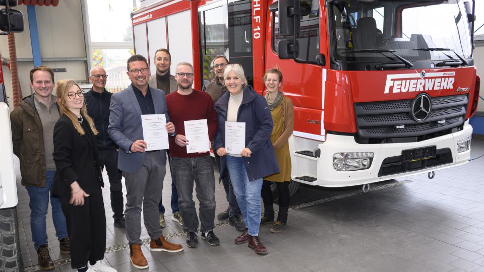 Freuten sich über die Kooperation: (v.li.): Aljoscha Matzigkeit, Lehrer IGS Dissen, Annika Schütte, Servicestelle Schule-Wirtschaft MaßArbeit, Andreas Lorek, Ausbil-der Schlingman, MaßArbeit-Vorstand Lars Hellmers, Philipp Wollnik, Lehrer IGS Dissen, Jan Wendenburg, Geschäftsführer Schlingmann, Jan-Hendrik Lüne, Ausbil-der Schlingmann, Annette Steck, Didaktische Leiterin IGS Dissen, Rebecca Conrad, Berufsorientierungsbeauftragte IGS Dissen.  Foto: Hermann Pentermann / MaßArbeit 