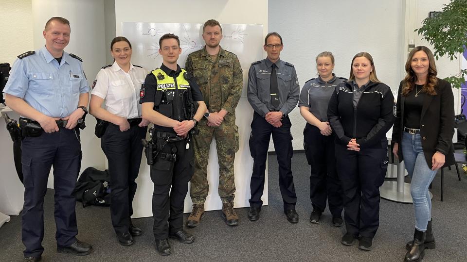 Gruppenfoto mit den Karriereberatendenden der Bundespolizei, Polizei, Zoll, Bundeswehr und Arbeitsagentur Osnabrück 