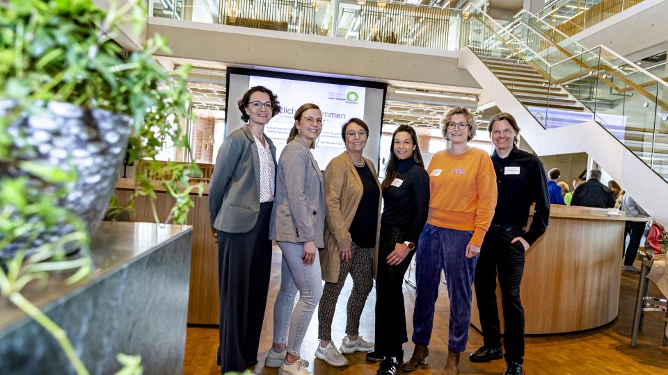 Freuten sich über das große Interesse (v.l.n.r.): Magdalena Brosda, Personalleiterin Leiber GmbH, Gina Stefan, Personalreferentin Leiber GmbH, Susanne Steininger, Bereichsleiterin Übergangsmanagement Schule-Beruf MaßArbeit, Katja Bielefeld, Servicestelle Schule-Wirtschaft der MaßArbeit, Ines Asselmeyer, Wirtschaftsförderung Stadt Bramsche, Alexander Bose, Mittelstand-Digital Zentrum Lingen.Münster.Osnabrück. 