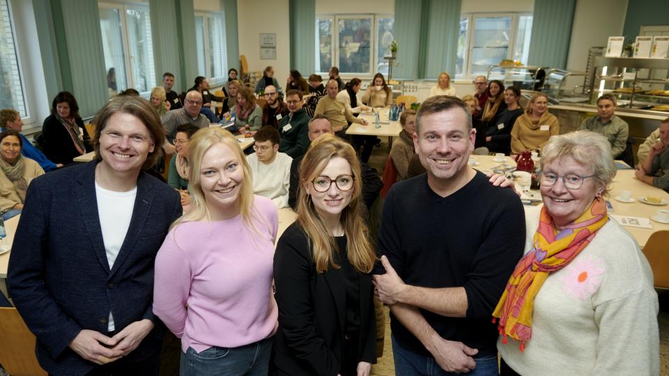 Spannendes Netzwerktreffen rund um Digitalisierung und KI (von links): Alexander Bose, Mittelstand-Digital Zentrum Lingen.Münster.Osnabrück., Eva Buchterkirche, Personalreferentin bei B. Braun Avitum Glandorf, Annika Schütte von der Servicestelle Schule-Wirtschaft der MaßArbeit, sowie der Werkleiter bei B. Braun Avitum, Kai Offers, und Josefa Wächter, ehemalige Personalreferentin im Ruhestand.