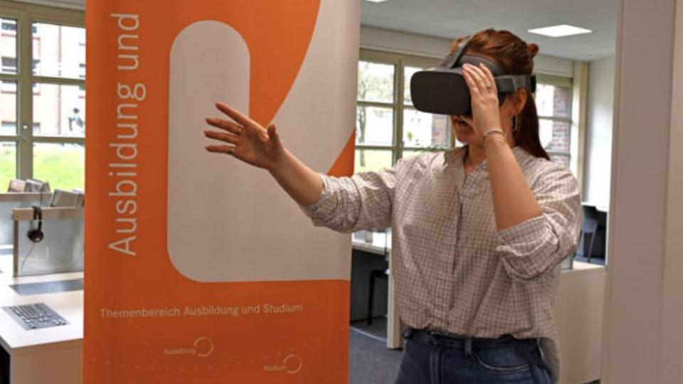 Mädchen mit VR-brille 