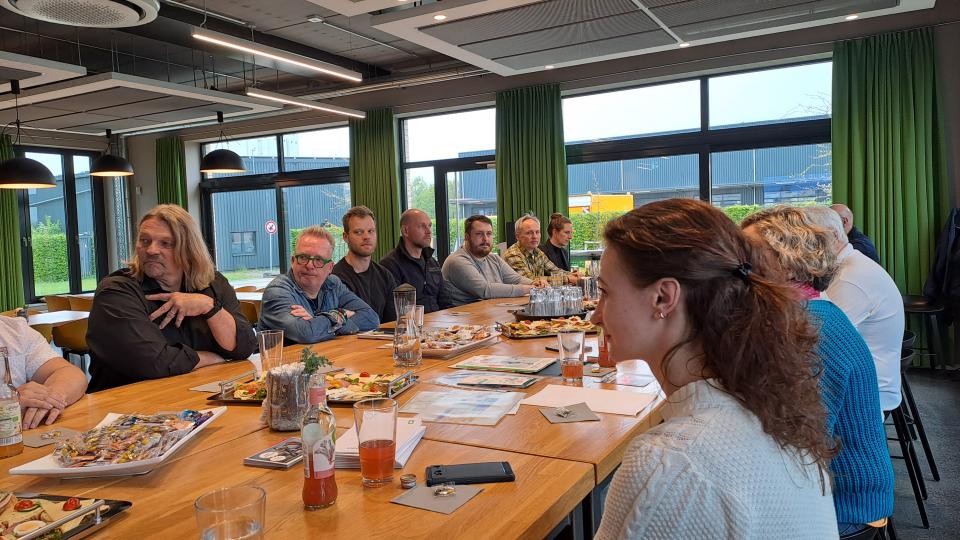 Beim 2. MINT-Stammtisch in Bramsche diskutierten die Teilnehmenden angeregt darüber, wie Kinder und Jugendliche für MINT-Berufe gewonnen werden können.