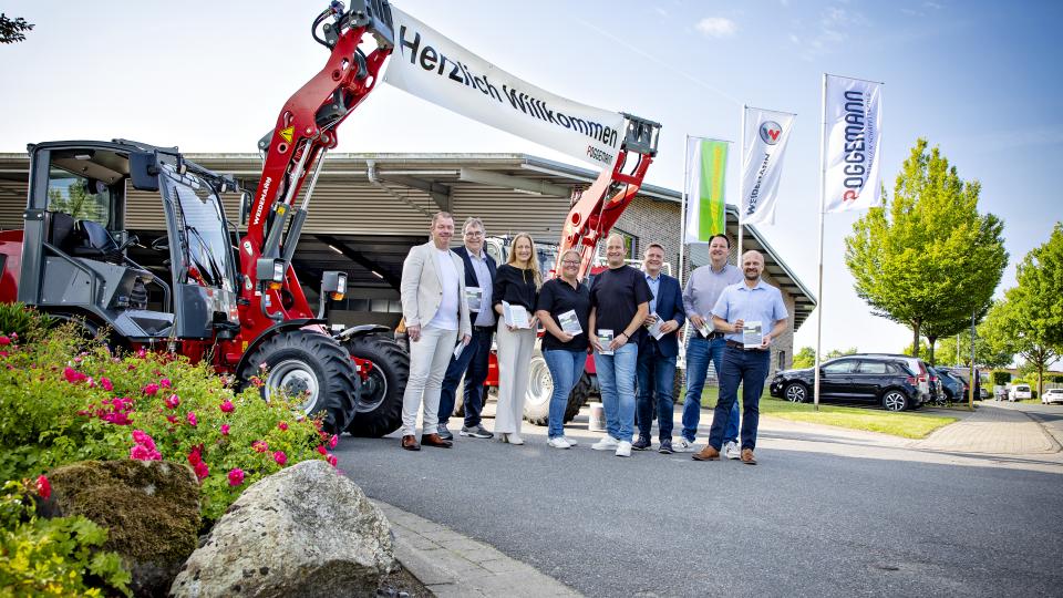 Eröffneten die Messe „Azubis werben Azubis“ in Bad Iburg bei strahlendem Sonnenschein (von links): Bastian Sommer, Hilter, Bürgermeister Torsten Dimek, Landrätin Anna Kebschull, die gastgebenden Unternehmer Sandra und Rainer Poggemann, sowie die Bürgermeister Daniel Große-Albers (Bad Iburg), Tobias Avermann (Bad Laer) und Eugen Görlitz (Dissen).