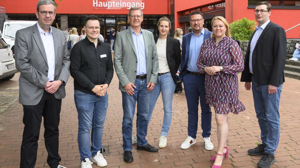 Freuten sich über den gelungenen B.O.P. Melle (von links): Lutz Birkemeyer Stadtrat Stadt Melle, Fabian Niemüller, Fachdienst Schulen der Gemeinde Bissendorf, Dr. Frank Baller Schulleiter der BBS Melle, Kerstin Hüls von der Servicestelle Schule-Wirtschaft der MaßArbeit, Lars Hellmers, Vorstand der MaßArbeit, Jutta Dettmann, Bürgermeisterin der Stadt Melle, und Florian Weßling, Wirtschaftsförderer der Stadt Melle.
