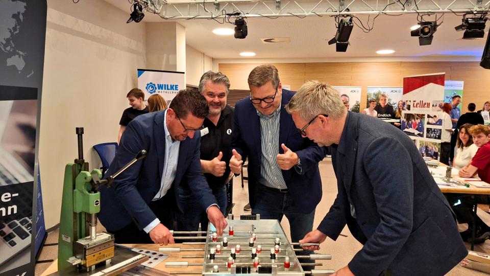 Bei der Eröffnung des BOP in der IGS Fürstenau und dem an-schließenden Rundgang über die Messe hatten (von links) Lars Hellmers (Vorstand der MaßArbeit), Heino Rumker (Ausbil-dungsleiter der Firma Lear Corporation GmbH), Jürgen Sander (Schulleiter der IGS Fürstenau) und Matthias Wübbel, Bürger-meister der Samtgemeinde Fürstenau, viel Spaß mit einem Azubi-Meisterstück des Unternehmens.