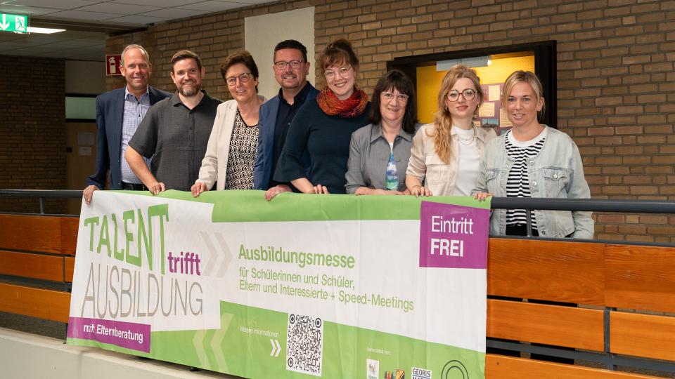 Freuen sich auf „Talent trifft Ausbildung“ (v.li.n.r.):  Michael Koslik (Schulleiter Oberschule Hagen a.T.W.), Tobias Linke (Schulsozialarbeiter Oberschule Hagen a.T.W.), Christine Möller (Bürgermeisterin Gemeinde Hagen a.T.W.), Lars Hellmers (Vorstand MaßArbeit), Annika Berelsmann (Wirtschaftsförderung, Gemeinde Hagen a.T.W.), Melanie Flint (Arbeitgeberservice MaßArbeit, Annika Witte (Servicestelle Schule-Wirtschaft MaßArbeit) und Sandra Petsch (Ausbildungslotsin) 