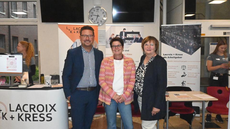 Freuen sich über die große Resonanz (v.li.): Lars Hellmers (Vorstand MaßArbeit), Dorte Hierse (Schulleiterin Hauptschule Bramsche), Anette Marewitz (Stellv. Bürgermeisterin der Stadt Bramsche).