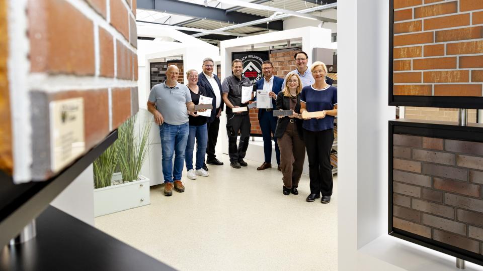 Freuen sich über die Kooperation (v.l.n.r).: Andreas Harfst, OBS Bad Laer, Jessica Kuhlmann, Schulleiterin OBS Bad Laer, Ralf Conrad, Geschäftsführer Feldhaus Klinker, Alexander Schröder, Betriebsleiter Feldhaus Klinker, Lars Hellmers, Vorstand MaßArbeit, Tobias Avermann, Bürgermeister Bad Laer, Annika Witte, Servicestelle Schule-Wirtschaft MaßArbeit, Mareike Himmelreich, Berufsorientierungsbeauftragte MaßArbeit  Foto: Miriam Loeskow-Bücker / MaßArbeit