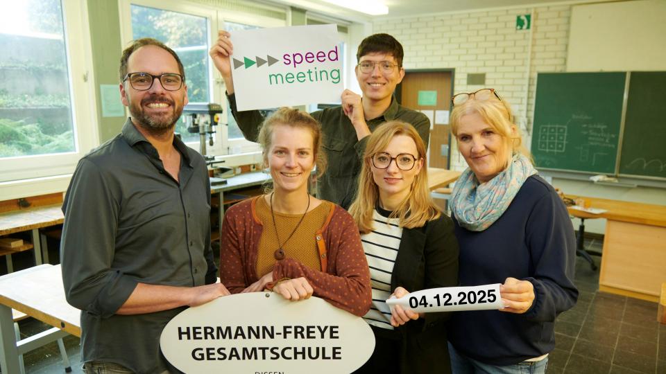 Freuen sich auf die Speed-Meetings (von links): Jan Wessels (Schulleiter, Hermann-Freye-Gesamtschule Dissen), Rebecca Conrad (Berufsorientierungsbeauftrage HFG Dissen), Da-niel Löhner (Ausbildungslotse der MaßArbeit), Annika Witte (Servicestelle Schule-Wirtschaft der MaßArbeit) und Annette Steck (Didaktische Leiterin der Hermann-Freye-Gesamtschule).