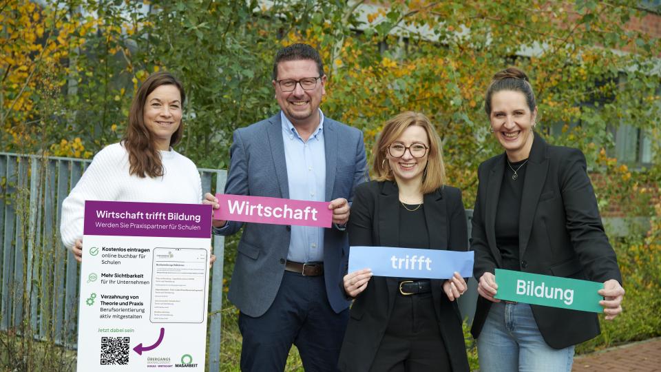 Setzen auf die bessere Vernetzung von Betrieben und Schulen durch die neue Online-Plattform (v.li.): Katja Bielefeld, Servicestelle Schule-Wirtschaft, MaßArbeit-Vorstand Lars Hellmers sowie Annika Witte und Kerstin Hüls von der Servicestelle Schule-Wirtschaft.