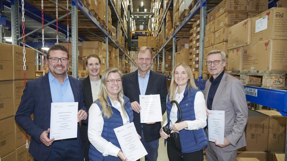 Besiegelten jetzt die Kooperation (v.li.): MaßArbeit-Vorstand Lars Hellmers, Kerstin Hüls, Servicestelle Schule-Wirtschaft MaßArbeit, Mailyn Düsterhues, Personalleiterin Franz Joseph Schütte GmbH, Harald Brinkmeyer, Fachkonferenzleiter Wirtschaft der Realschule Wallenhorst, Daniela Höckelmann, Geschäftsführerin Franz Joseph Schütte GmbH, und Otto Steinkamp, Bürgermeister Wallenhorst.