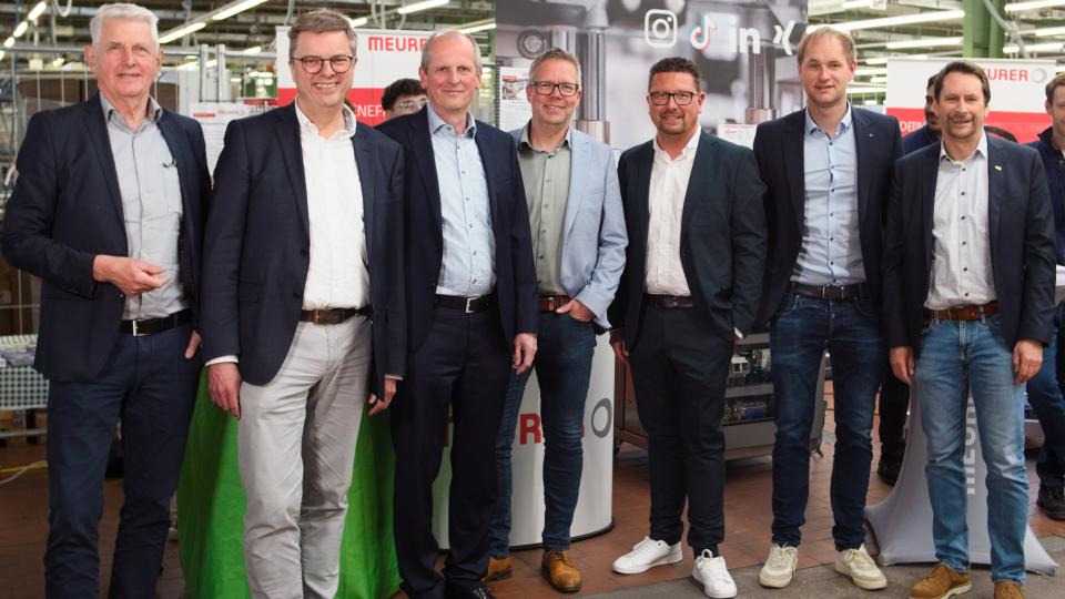 Begeistert von den kreativen Arbeitsproben der Betriebe waren (v.l.): Heiner Pahlmann, Bürgermeister Bramsche, Matthias Wernke, Samtgemeindebürgermeister Bersenbrück, Jens Gozian, Geschäftsführer Meurer Verpackungssysteme, Matthias Wübbel, Samtgemeindebürgermeister Fürstenau, MaßArbeit-Vorstand Lars Hellmers, Christoph Trame, Samtgemeindebürgermeister Neuenkirchen, und Michael Bürgel, Samtgemeindebürgermeister Artland. 