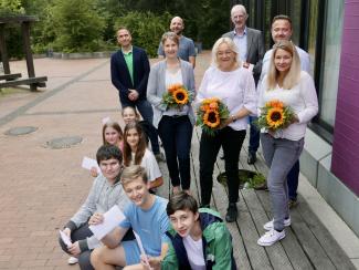 Preisträger, Jury, Schul-, Unternehmens- und Kommunalvertrer*innen werden gezeigt!