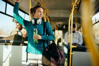 <a href="https://de.freepik.com/fotos-kostenlos/athletische-frau-die-mit-dem-bus-zum-sporttraining-pendelt_26922515.htm#query=bus&from_query=%C3%B6pnv&position=33&from_view=search&track=sph&uuid=14ab8a85-38c3-4981-b9c3-19994d2a5fe5">Bild von Drazen Zigic</a> auf Freepik
