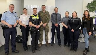 Gruppenfoto mit den Karriereberatendenden der Bundespolizei, Polizei, Zoll, Bundeswehr und Arbeitsagentur Osnabrück 