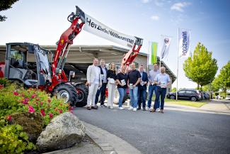 Eröffneten die Messe „Azubis werben Azubis“ in Bad Iburg bei strahlendem Sonnenschein (von links): Bastian Sommer, Hilter, Bürgermeister Torsten Dimek, Landrätin Anna Kebschull, die gastgebenden Unternehmer Sandra und Rainer Poggemann, sowie die Bürgermeister Daniel Große-Albers (Bad Iburg), Tobias Avermann (Bad Laer) und Eugen Görlitz (Dissen).