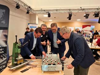 Bei der Eröffnung des BOP in der IGS Fürstenau und dem an-schließenden Rundgang über die Messe hatten (von links) Lars Hellmers (Vorstand der MaßArbeit), Heino Rumker (Ausbil-dungsleiter der Firma Lear Corporation GmbH), Jürgen Sander (Schulleiter der IGS Fürstenau) und Matthias Wübbel, Bürger-meister der Samtgemeinde Fürstenau, viel Spaß mit einem Azubi-Meisterstück des Unternehmens.