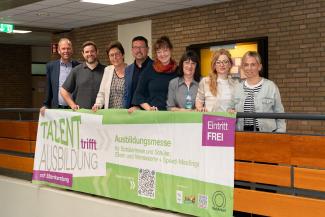 Freuen sich auf „Talent trifft Ausbildung“ (v.li.n.r.):  Michael Koslik (Schulleiter Oberschule Hagen a.T.W.), Tobias Linke (Schulsozialarbeiter Oberschule Hagen a.T.W.), Christine Möller (Bürgermeisterin Gemeinde Hagen a.T.W.), Lars Hellmers (Vorstand MaßArbeit), Annika Berelsmann (Wirtschaftsförderung, Gemeinde Hagen a.T.W.), Melanie Flint (Arbeitgeberservice MaßArbeit, Annika Witte (Servicestelle Schule-Wirtschaft MaßArbeit) und Sandra Petsch (Ausbildungslotsin) 