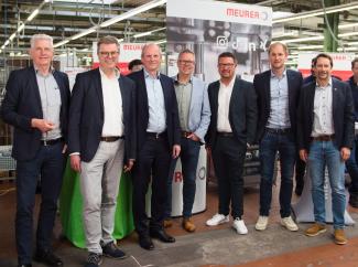 Begeistert von den kreativen Arbeitsproben der Betriebe waren (v.l.): Heiner Pahlmann, Bürgermeister Bramsche, Matthias Wernke, Samtgemeindebürgermeister Bersenbrück, Jens Gozian, Geschäftsführer Meurer Verpackungssysteme, Matthias Wübbel, Samtgemeindebürgermeister Fürstenau, MaßArbeit-Vorstand Lars Hellmers, Christoph Trame, Samtgemeindebürgermeister Neuenkirchen, und Michael Bürgel, Samtgemeindebürgermeister Artland. 