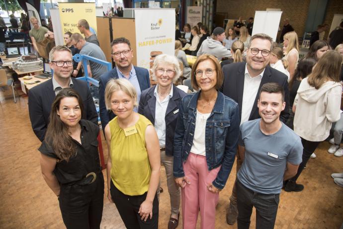 Sie freuen sich über eine rundum gelungene Ausbildungsmesse (von links hinten): Matthias Wübbel, Bürgermeister der Samtgemeinde Fürstenau, MaßArbeit-Vorstand Lars Hellmers, Hildegard Hesselbarth, ArbeitgeberService MaßArbeit, Jürgen Sander, Schulleiter der IGS Fürstenau und vorne, ebenfalls von links, Katja Bielefeld von Servicestelle Schule-Wirtschaft der MaßArbet, Kristin Tröster, Schulsozialarbeiterin der IGS Fürstenau, Monika Steinkamp, Berufsberaterin, Agentur für Arbeit sowie Stefan Loureiro Silv