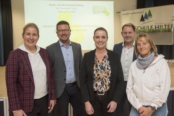 Freuen sich gemeinsam über erfolgreiche Mini-Vorstellungsgespräche: v.l.n.r. Sabine Michalick (I. & W. Erpenbeck, Glandorf), MaßArbeit-Vorstand Lars Hellmers, Anja Wellmeyer (Klenke Druck), Bürgermeister Marc Schewski, Schulleiterin Ute Haehnel.