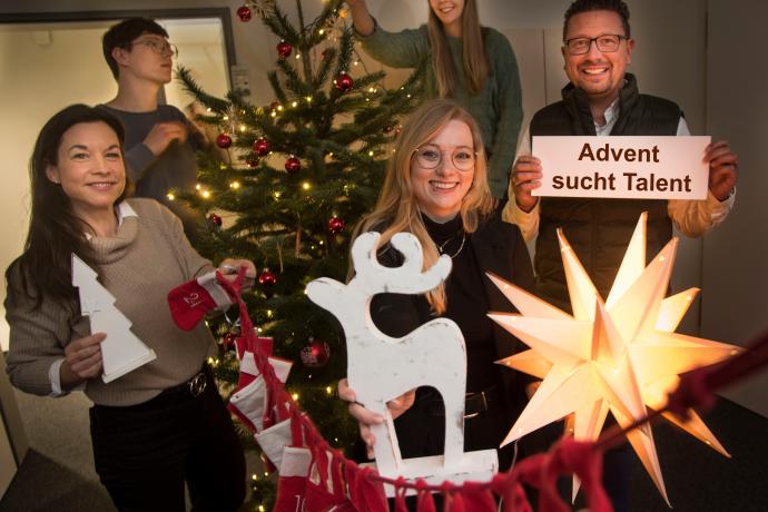 Freuen sich gemeinsam auf den digitalen Adventskalender: v.l.n.r. Katja Bielefeld (Servicestelle Schule-Wirtschaft ), Daniel Löhner (Ausbildungslotse), Annika Schütte (Servicestelle Schule-Wirtschaft), Carolin Pieper (Ausbildungslotsin) und MaßArbeit-Vorstand Lars Hellmers.