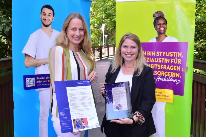 Landrätin Anna Kebschull und Lina Freitag (Fachdienst Soziales, Landkreis Osnabrück) werben für ein neues Angebot: Mitarbeiterinnen der Betriebssozialarbeit unterstützen junge Menschen, die eine Ausbildung in der Pflege absolvieren. Foto: Landkreis Osnabrück/Henning Müller-Detert