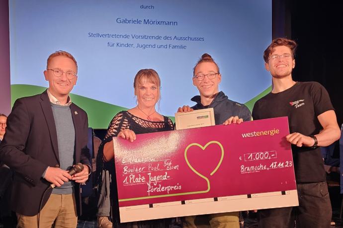 Michael Lührmann (Moderator der Verleihung und stellvertretender Landrat,) Gabriele Mö-rixmann (Stellvertretende Vorsitzende des Ausschusses für Kinder, Jugend und Familie, Hendrik Warnecke und Leo Kuhlenbeck (Boulder Pool Bad Essen). Foto: Jugendring Osnab-rücker Land, Anja Samland