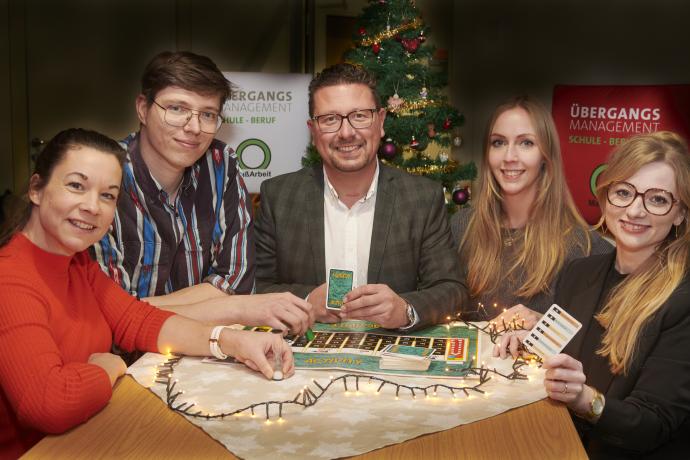 Sind gespannt, was sich hinter den Türchen des digitalen Adventska-lenders verbirgt: v.l.n.r. Katja Bielefeld (Servicestelle Schule-Wirtschaft ), Daniel Löhner (Ausbildungslotse), MaßArbeit-Vorstand Lars Hellmers, Carolin Pieper (Ausbildungslotsin) und Annika Schütte (Servicestelle Schule-Wirtschaft) 